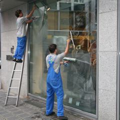 Glas- / Fassadenreinigung und Schaufenster-Reinigung Glas- / Fassadenreinigung und Schaufenster-Reinigung