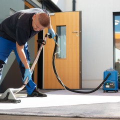 Mit einem Waschsauger können textile Oberflächen gründlich und hygienisch gereinigt werden.