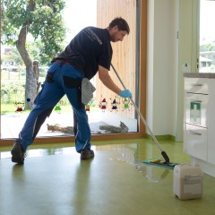 Nach der gründlichen Reinigung der Böden wird das Linoleum erneut beschichtet.