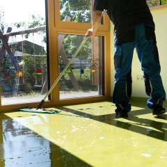 Los geht's! Mit viel Wasser und Reinigungsmittel werden die Fußböden der Kita eingeweicht.