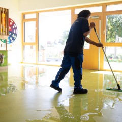 Der Boden wird gründlich gescheuert, um auch hartnäckigen Schmutz zu entfernen.