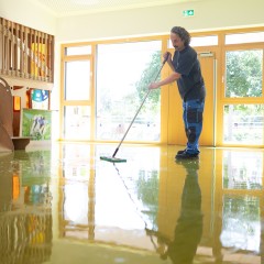 Die regelmäßige Reinigung von Kindergärten und Kitas ist besonders wichtig, um Kindern einen hygienischen Ort zum Spielen zu schaffen.
