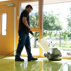 Wir fahren schwere Geschütze auf! Mit der Scheuersaugmaschine wird Schmutz gelöst und gleichzeitig eingesaugt.