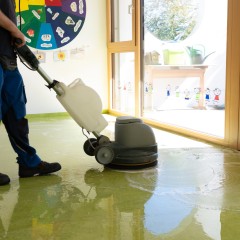 Glatte, harte Böden werden mit der Scheuersaugmaschine fachgerecht und effizient gereinigt.