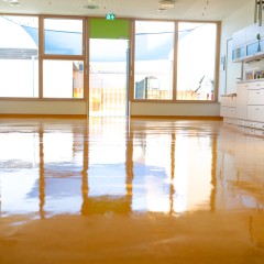 Sobald der Boden trocken ist, wird er wieder neu beschichtet.